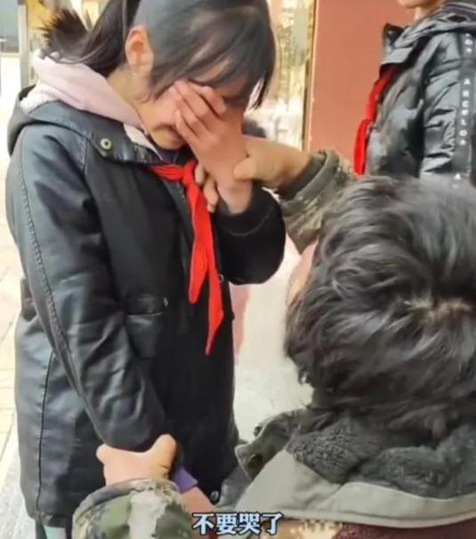 胡雷资助女孩，家族成痛苦根源胡雷的出现像一面镜子照出了那个家庭隐藏的