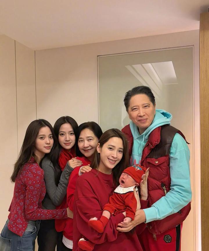 大姐妮妮比较像爹，娜娜和娣娣长得像妈，所以两个小的更好看。其中还是以欧阳娜娜气质