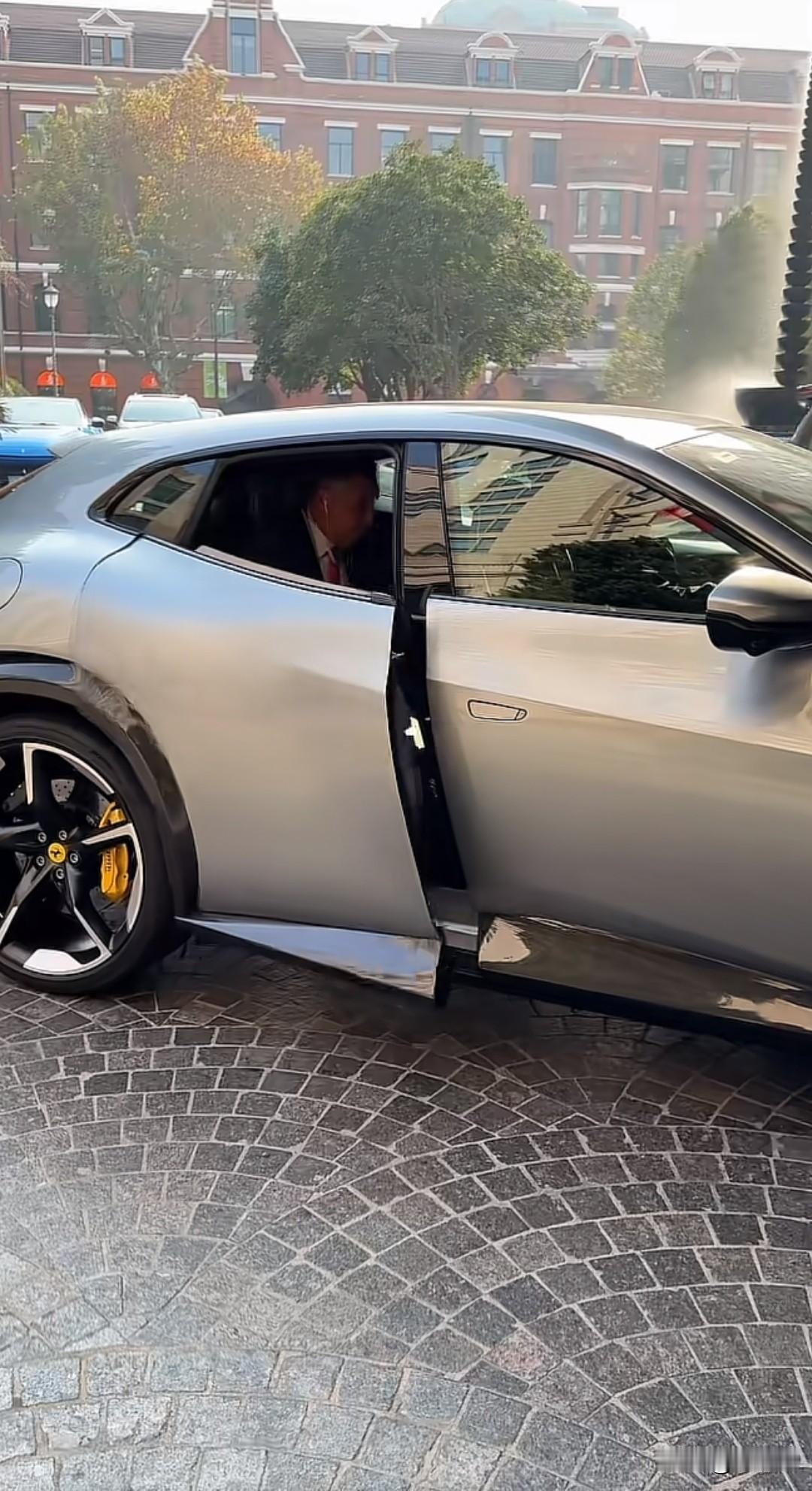 网友偶遇法拉利中国区总裁乘坐Purosangue，看着后排顶头，但下车方便。因