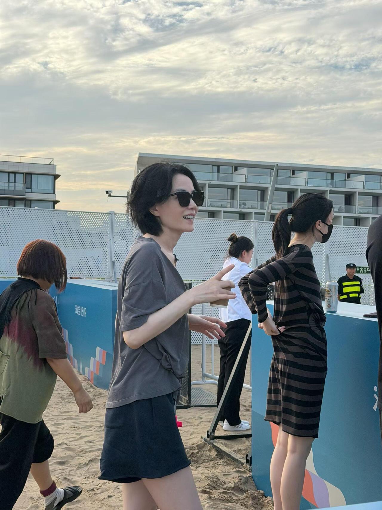 王菲的松弛感绝了！路人抓拍尽显随性气场，一身灰调宽松短袖搭配深色短裤，穿搭简单