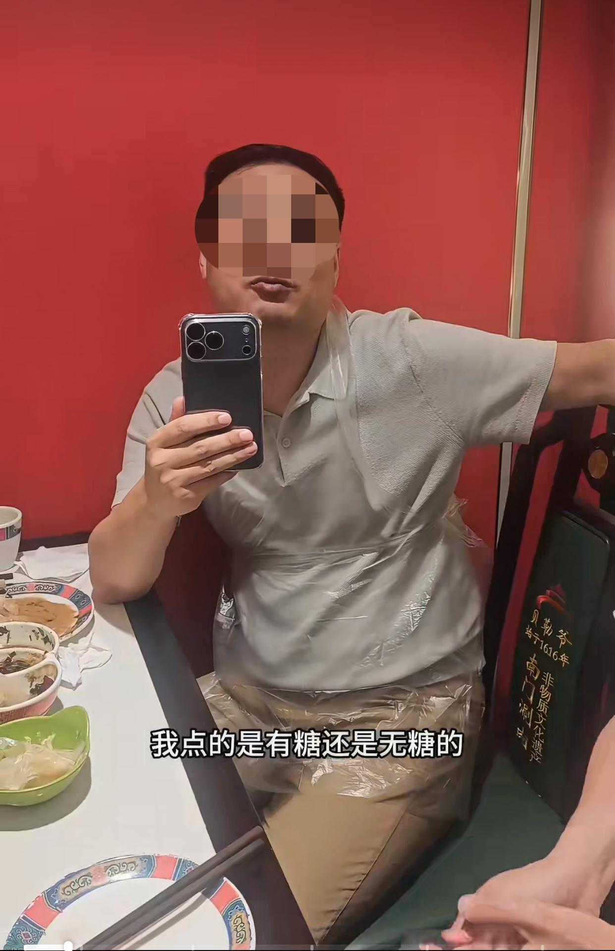 近日北京，三名男子在一家餐馆内吃铜锅涮肉，最后结账时因一瓶雪碧发生了纠纷！原