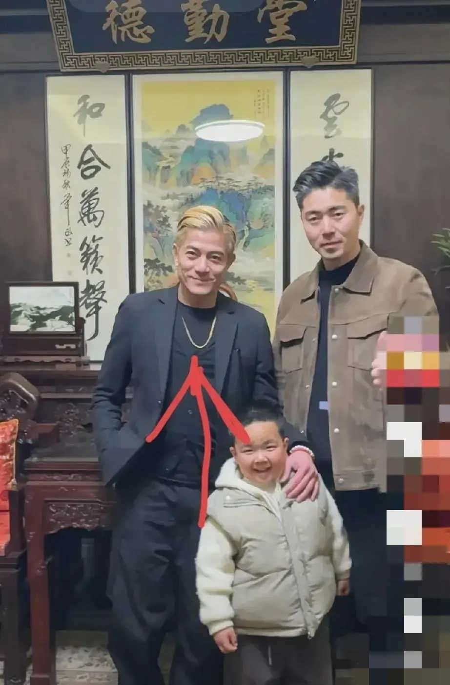 郭富城一大把年纪了，还染个黄毛。