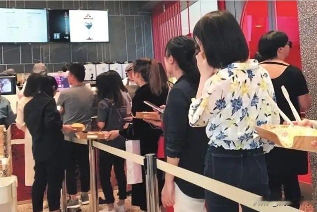 三个外国小伙，在徐州街头对排队买奶茶的中国女孩又摸又吐口水，人群中一声‘盘他’，