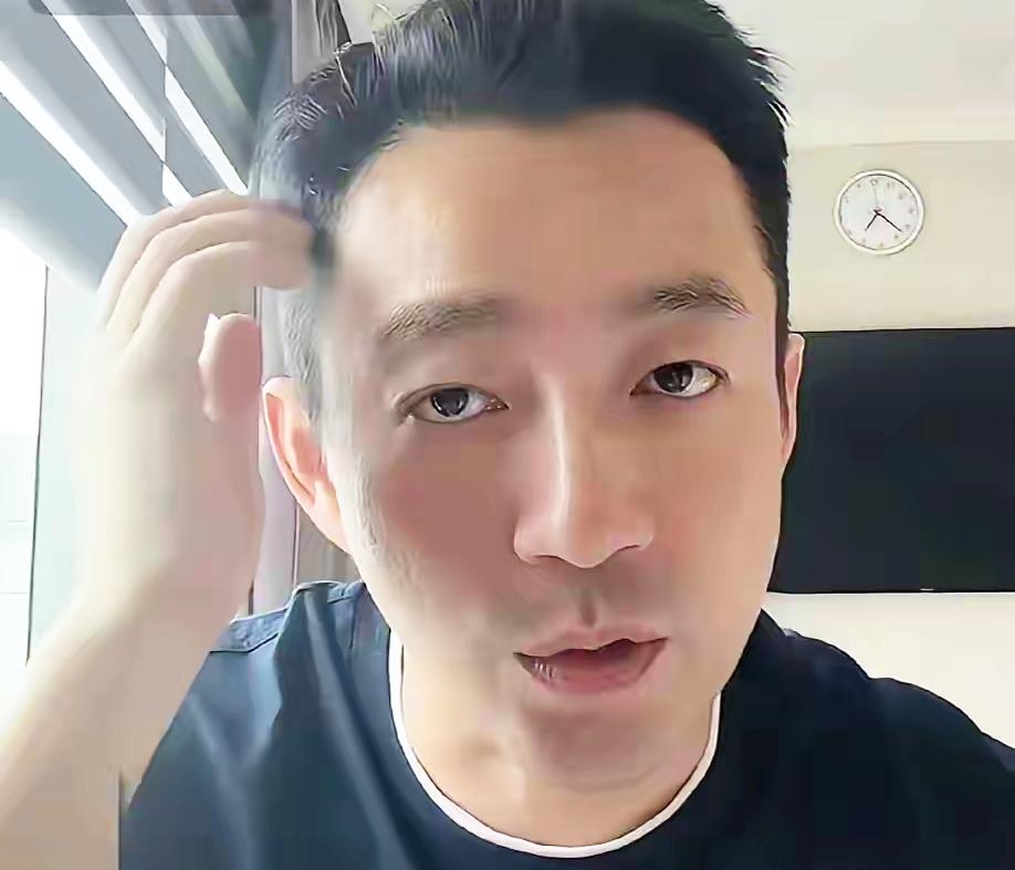 小菲大概怎么也没想到，只是在直播间对亲妈口不择言，自己的路人缘会掉得这么快。他