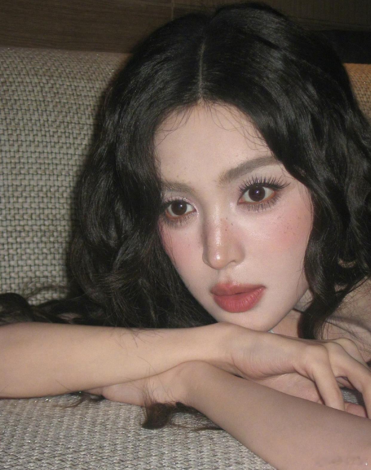 1.古力娜扎现在每隔一段时间就会去某山算运势，她那个因贪污被辞退的经纪人就是那边