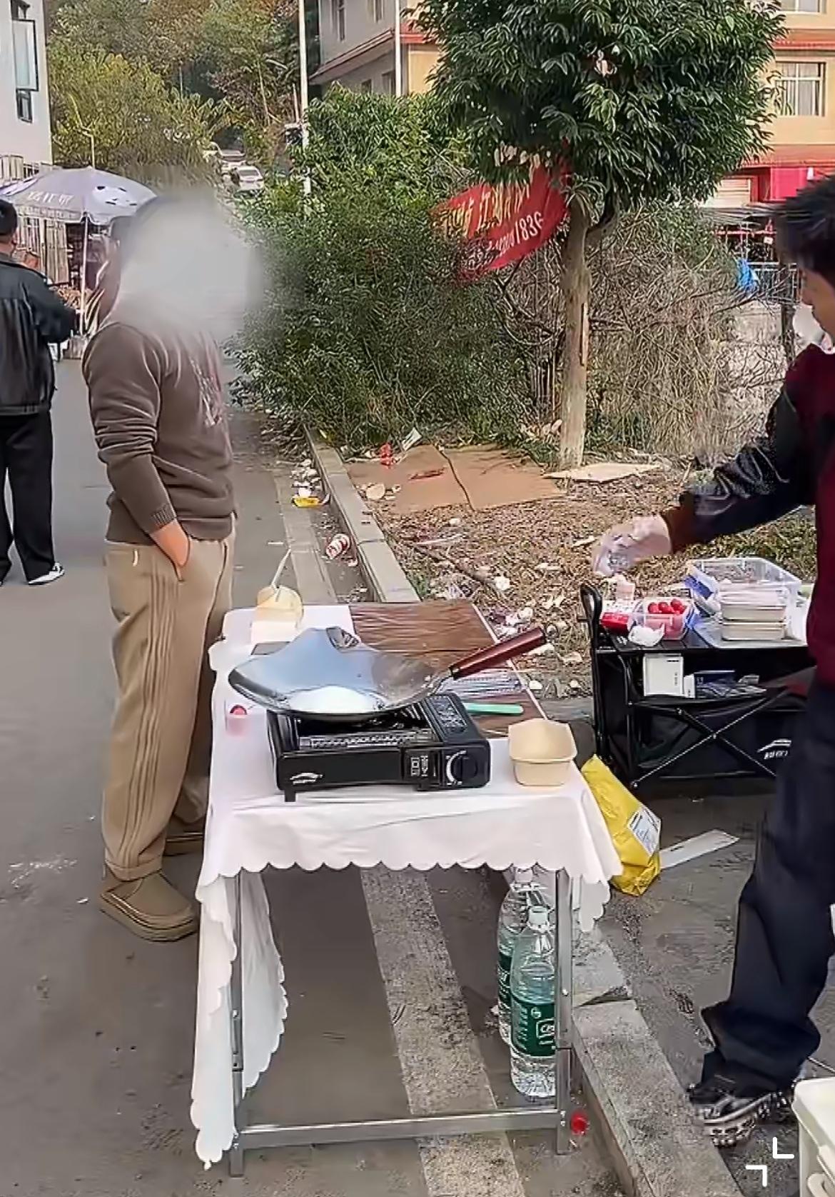 大学生摆摊出师未捷摊被掀，复杂的地摊江湖先给他们上了课。绵阳两个大学生毕业找不到