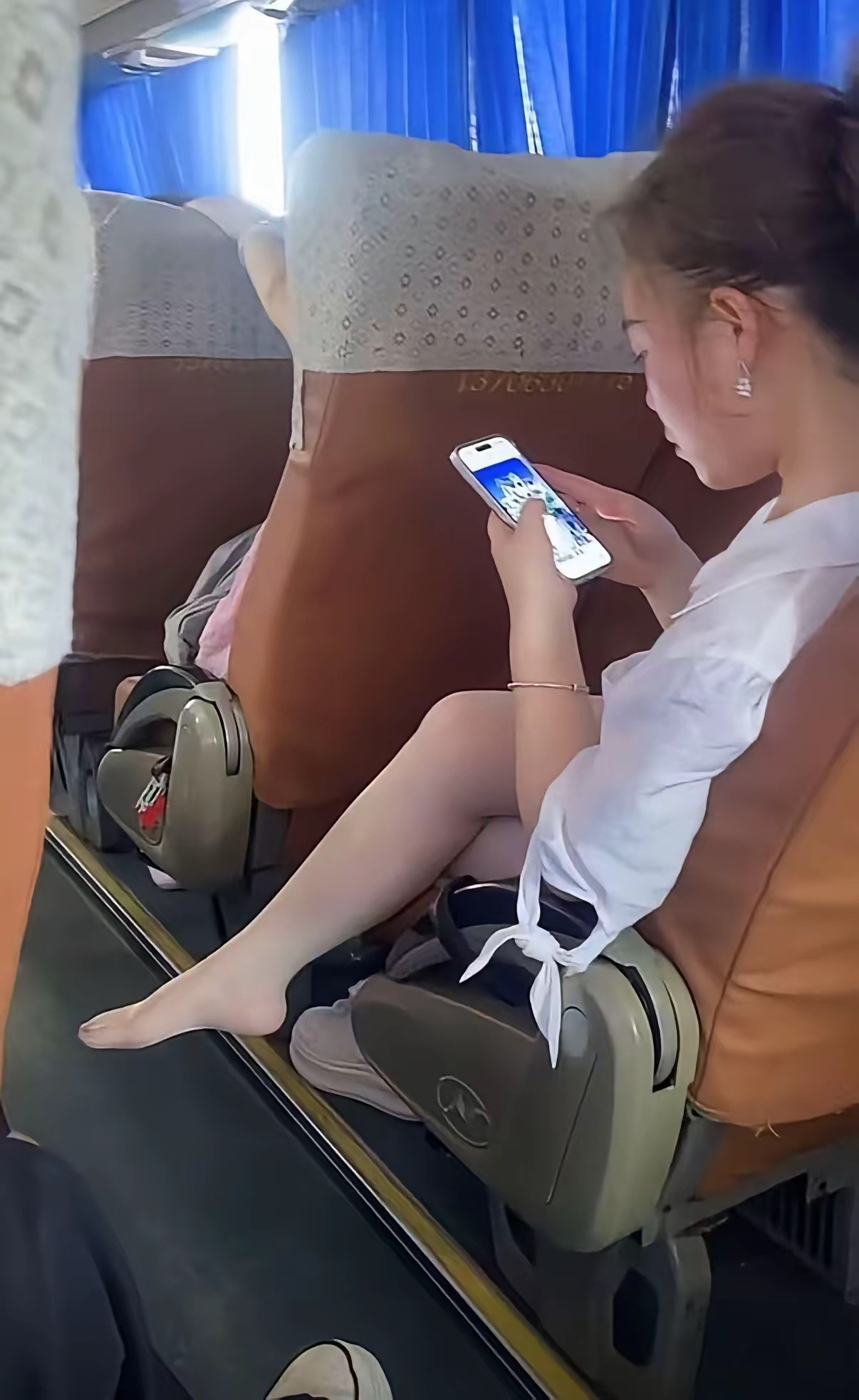 网友说在大巴上怎么提醒她穿上鞋子？ ​​​