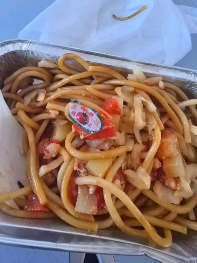 这一口“异物”，不仅硌了牙，更是把四川航空推上了风口浪尖。坐飞机吃出异物，这事