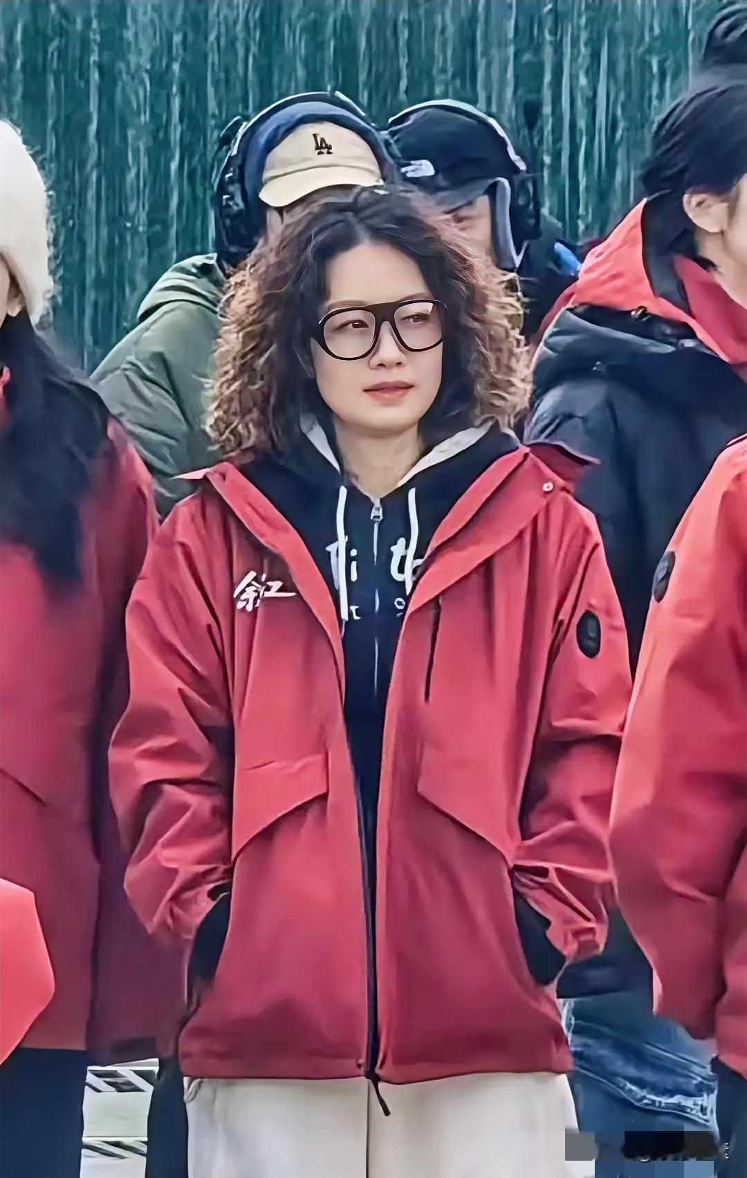 巨星马伊琍换了一个新发型，短发很漂亮干练又显气质。觉得挺好看的，符合她清冷酷酷的