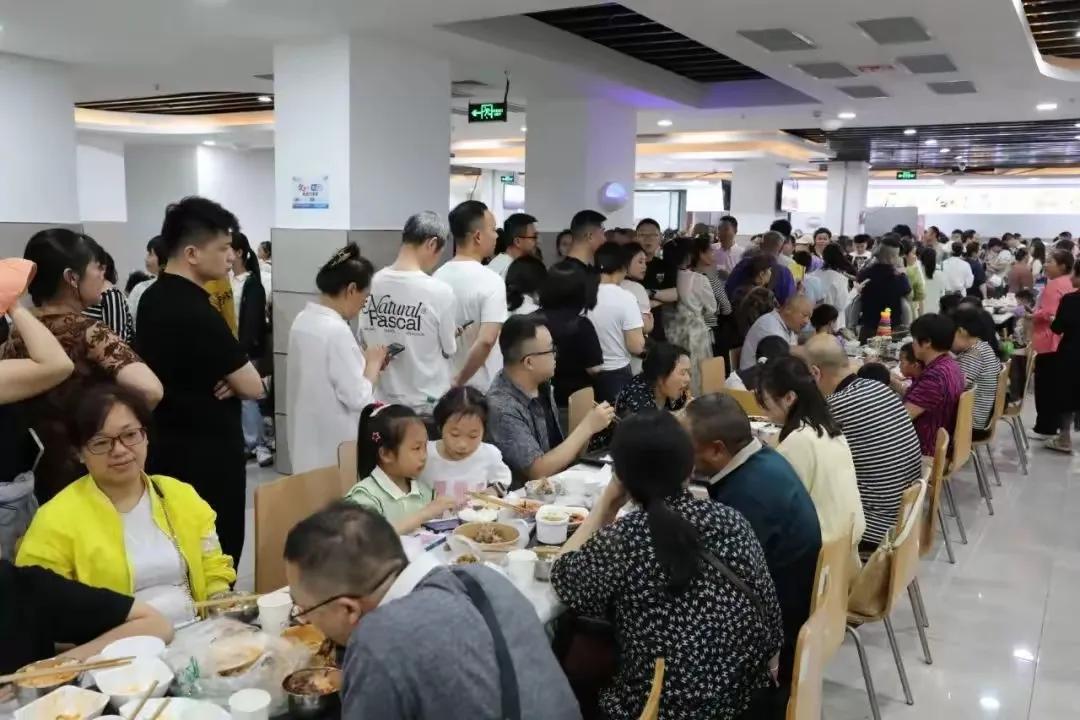 荣昌食堂模式有问题吗？五一假期荣昌食堂火热后，也有人提出了不同的看法，理由一是
