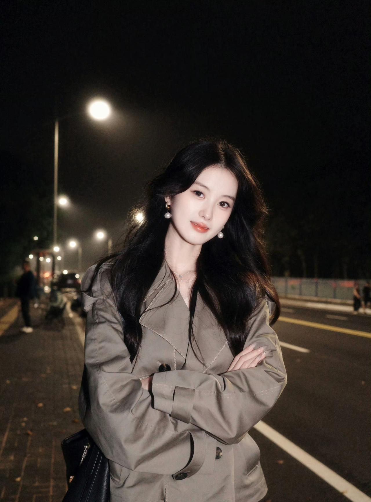 夜晚漫步，时尚穿搭，尽显优雅气质