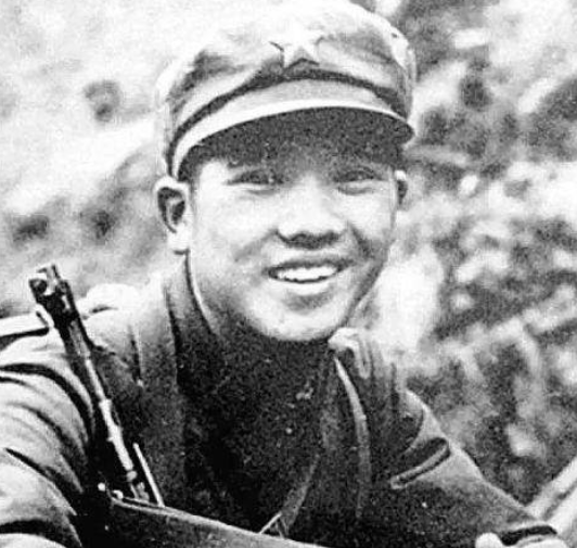 1979年，我军在攻打越军阵地时，被敌人火力死死压制！这时，一个战士突然对着报话