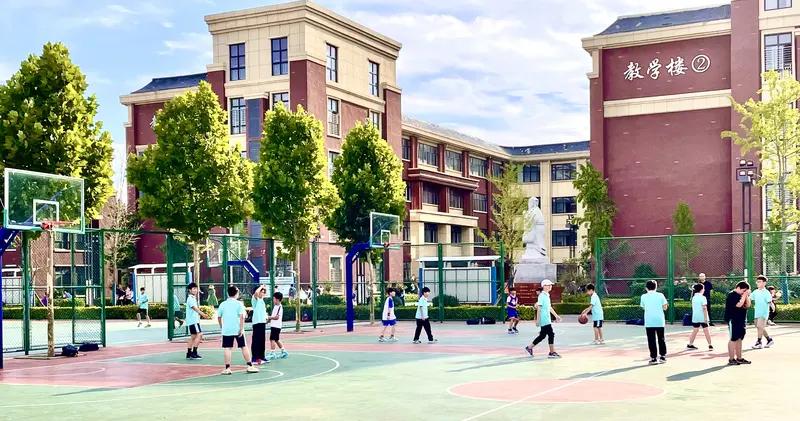 现在各地流行集团化办学，之前是大城市开始集团化办学，现在现县一级城市也跟风集团化