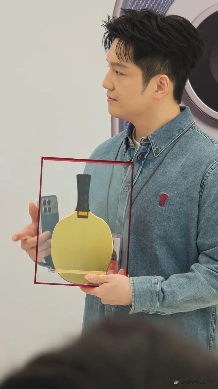 樊振东今天收到的这个金球拍得有多少克呀！今天小米副总裁送给樊振东一个金球拍，