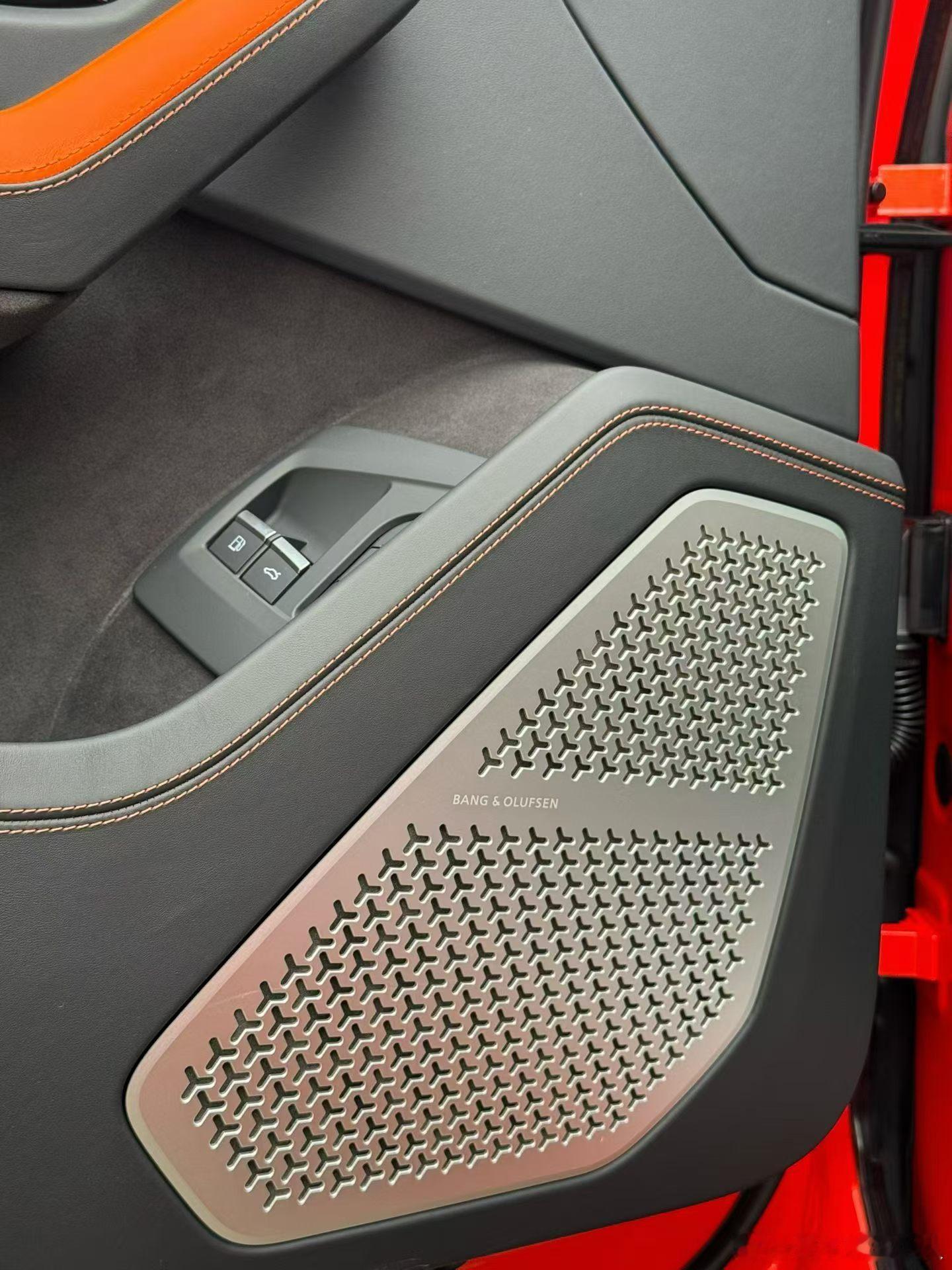 兰博基尼URUSSE26年上牌1.1万公里橘红配色60万配置