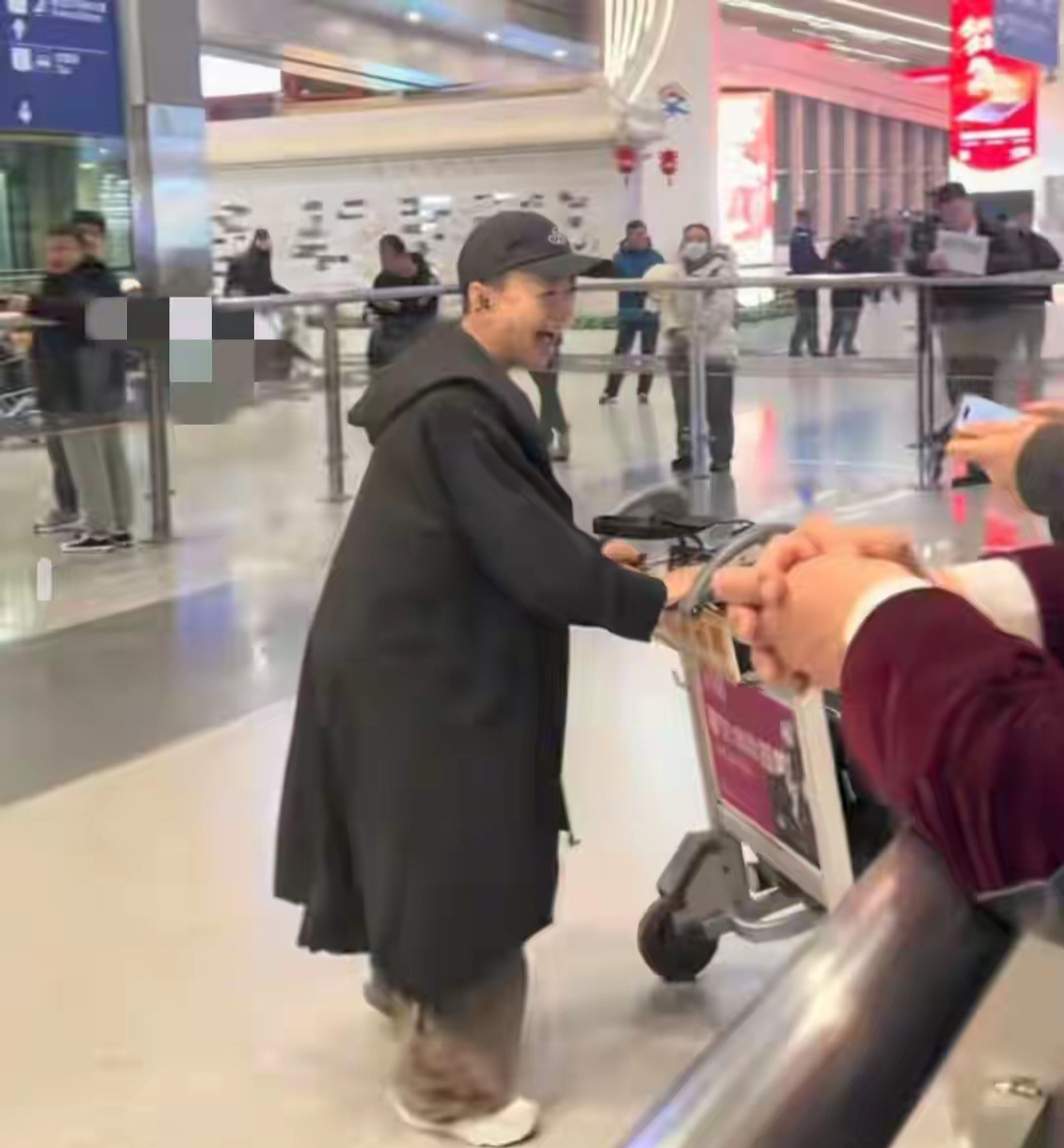 宋丹丹游玩回来，儿媳妇带孩子接机，还买了粉色鲜花送给她，这婆媳关系处的真好！