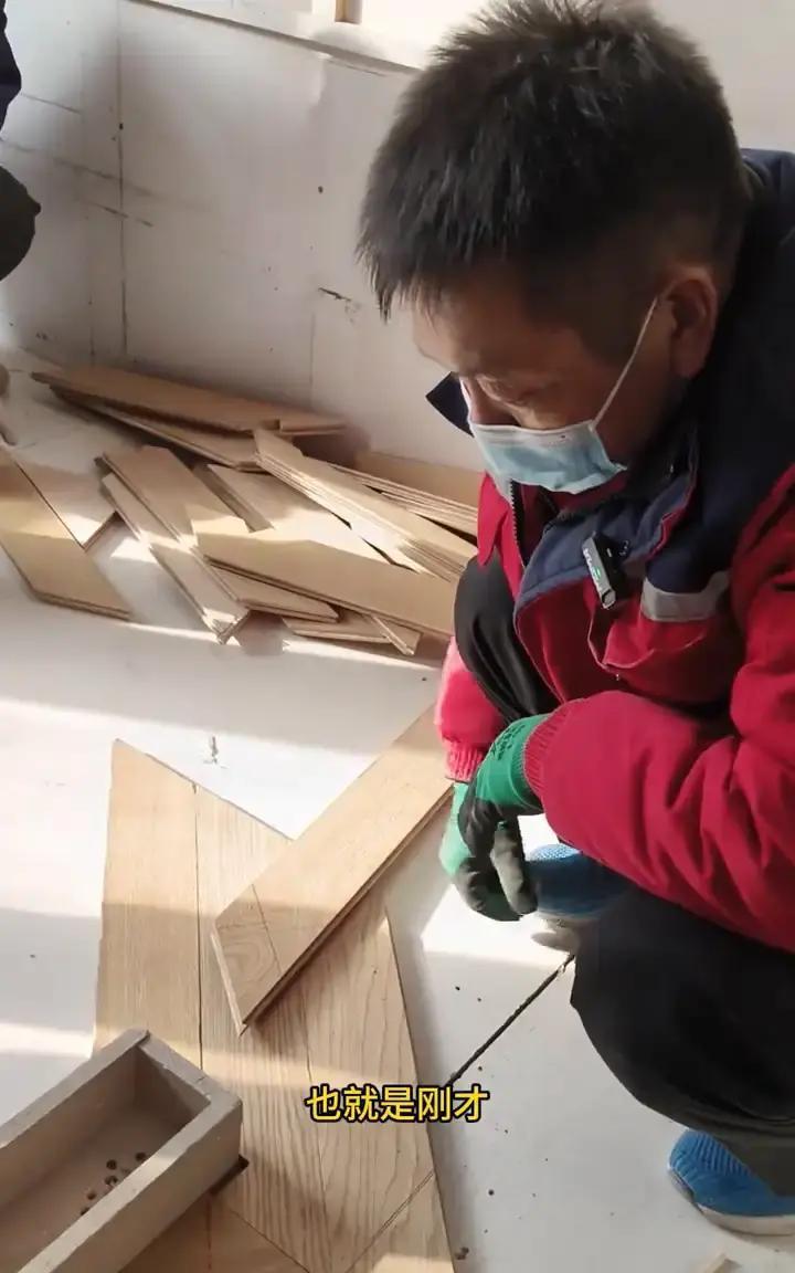 装修师傅绝不会告诉你的秘密：你家阳角那条丑裂缝，根本不是木材的错。我见过太