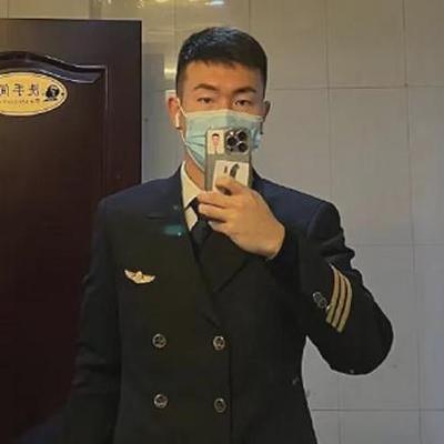 谁能想到，一个手握民航驾驶执照、每天驾驶着几百名乘客的飞行员，私下竟然对着南京大