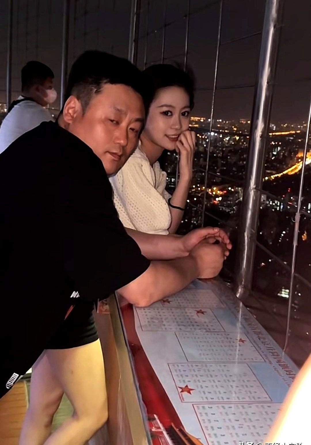 宋晓峰的女儿、北电22级学生宋之馨，刚陪老爸在短视频里合唱完新歌，就被昔日闺蜜孟