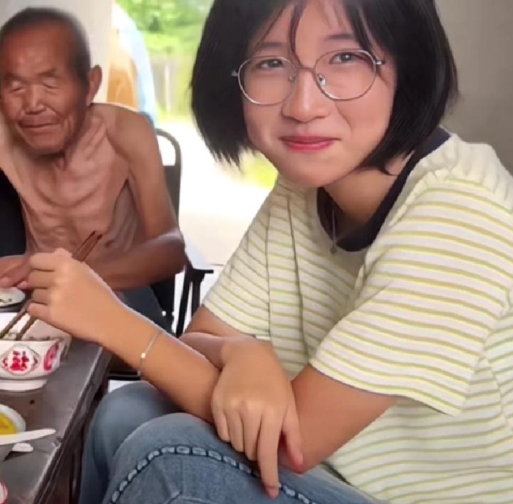 亲爹走了，亲妈改嫁，把闺女扔在婆家不管不问。姑姑看不下去，接过来一养就是十来年，