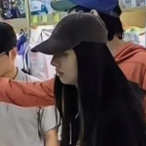 网友在香港某超市偶遇郭碧婷，结果，又被一张郭碧婷侧脸轮廓的照片震惊到了。照片里，郭碧婷正在认真筛选货