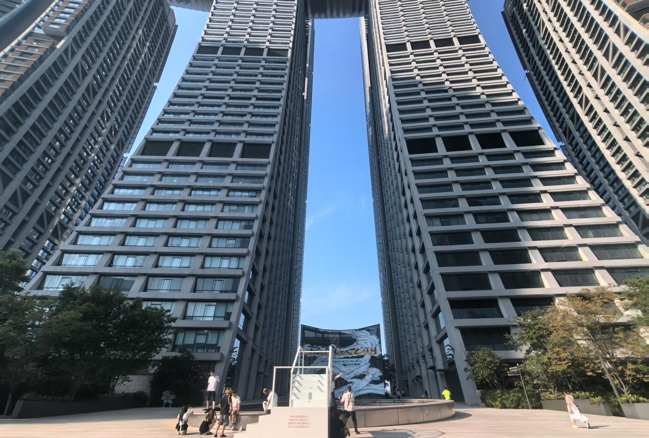 重庆市是山城，千真万确，一点不假！因为在偌大的重庆市里基本上看不到一个骑自行车