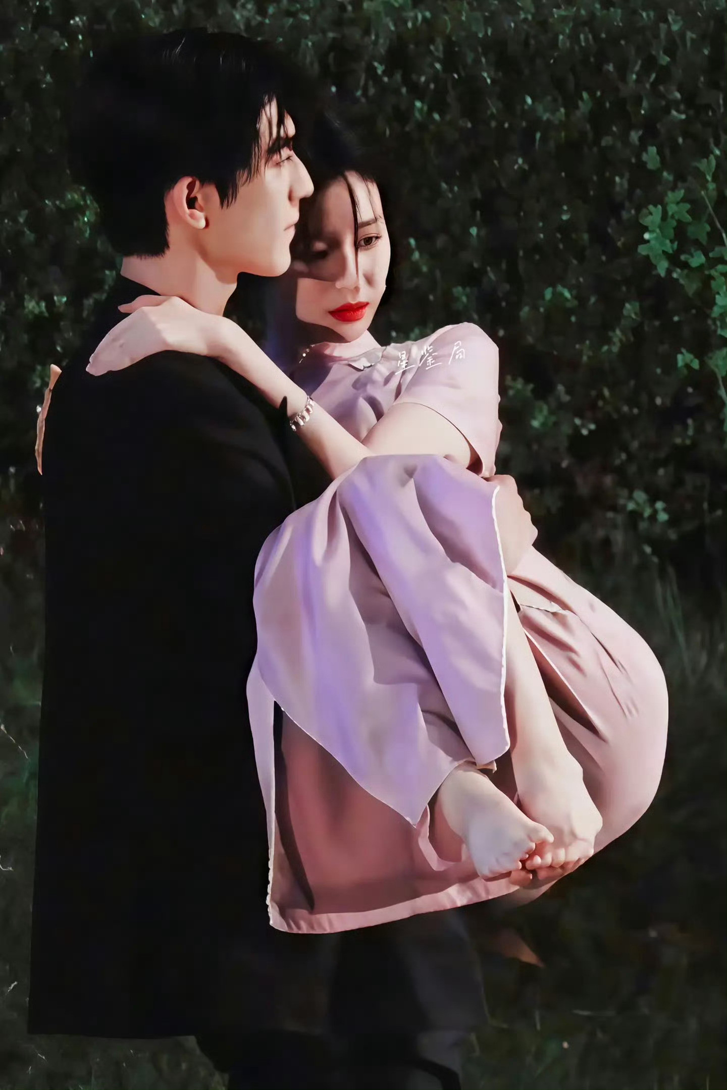王楚然💗·这套旗袍装太绝美了[爱心][爱心][爱心]张凌赫王楚然落水公主抱​