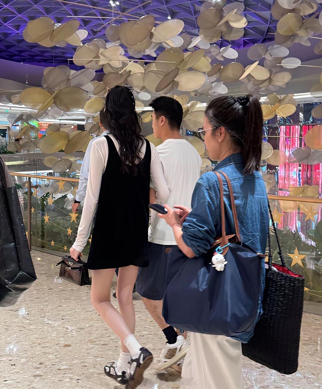 36岁奚梦瑶和老公何猷君在海南逛免税店，她的打扮很少女，露出一双修长的美腿，身材