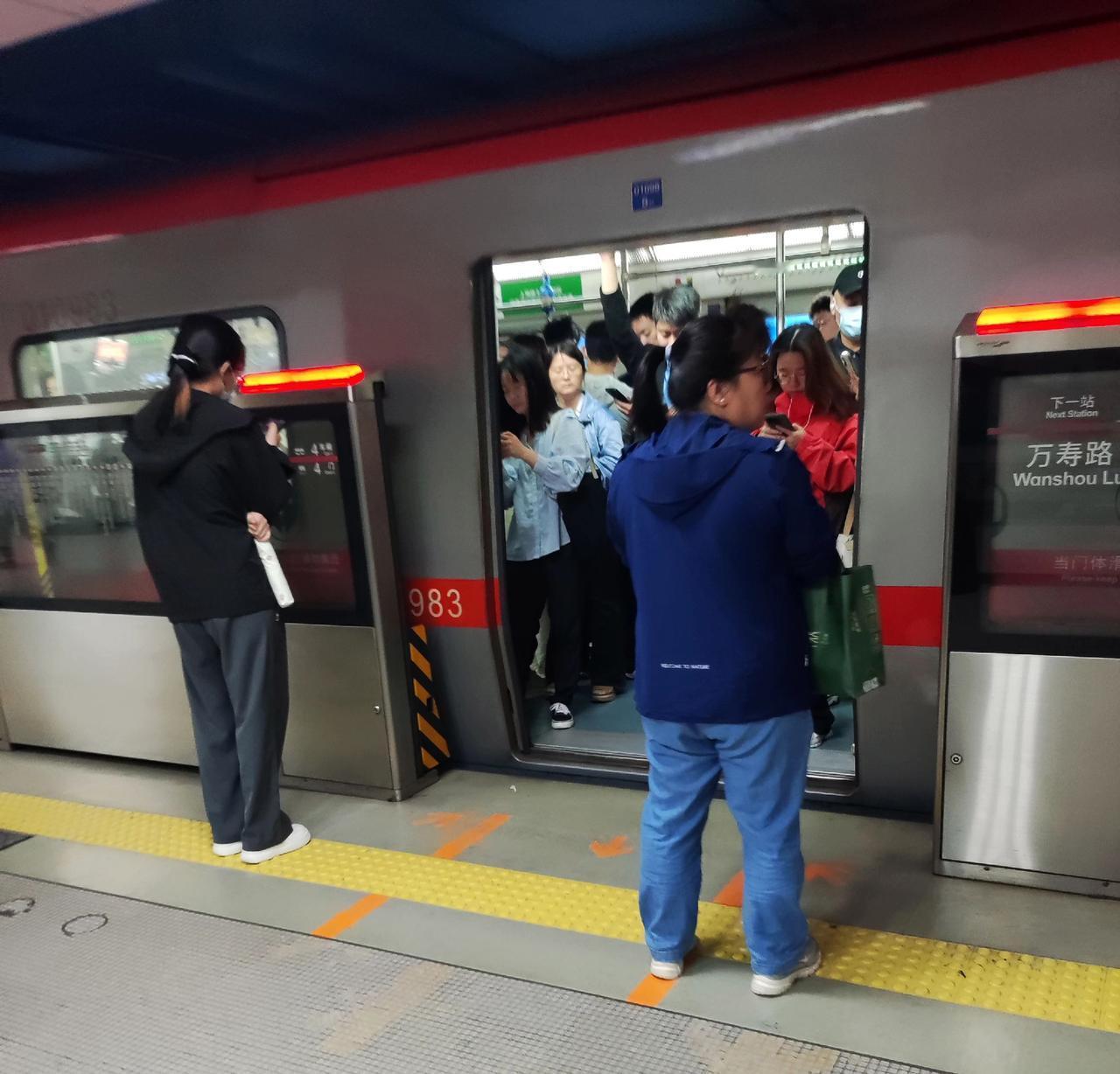 北京早高峰地铁人还是不少呢！