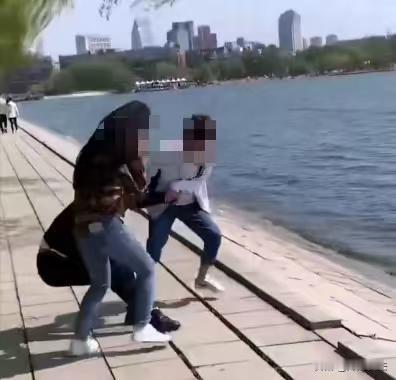 广州，一个20岁的男生带着16岁的女友外出游玩，出去的时候高高兴兴的，岳母还打电