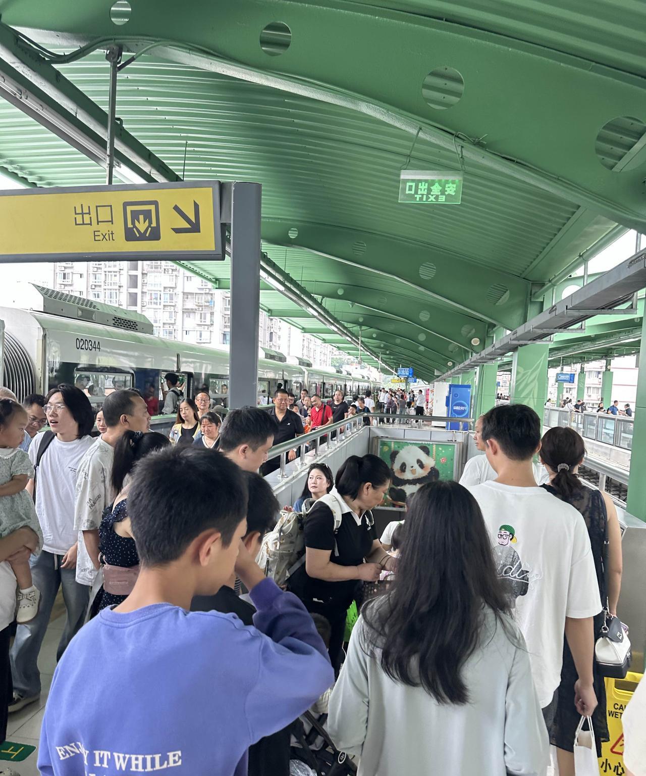 10月4日中午12点，重庆动物园地铁站，人潮汹涌，重庆动物园大门口也排长队，确实