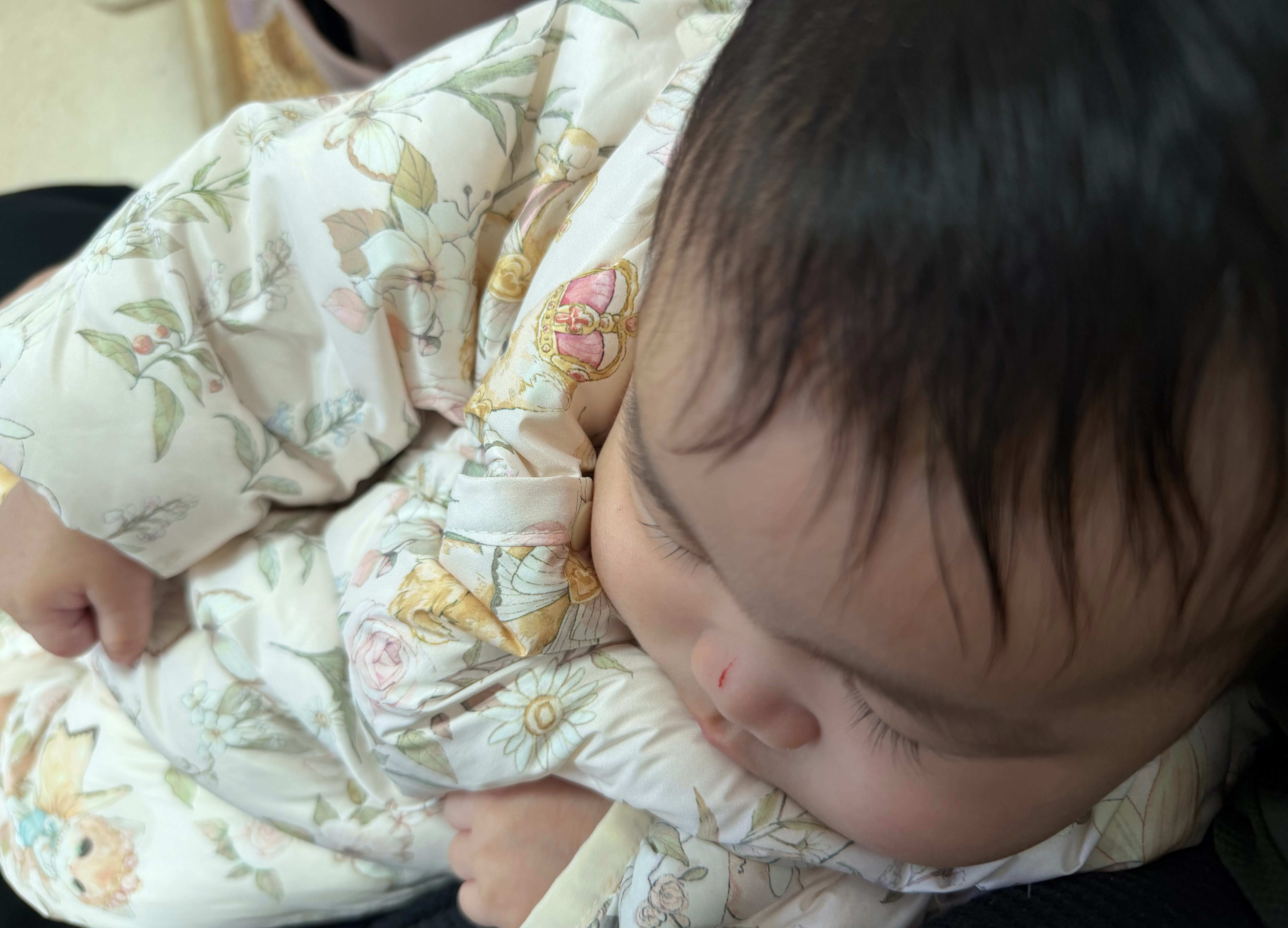 出来带娃打疫苗了，打之前哭了两声，打完倒头就睡。一出门就睡，看来下次不睡觉直接带