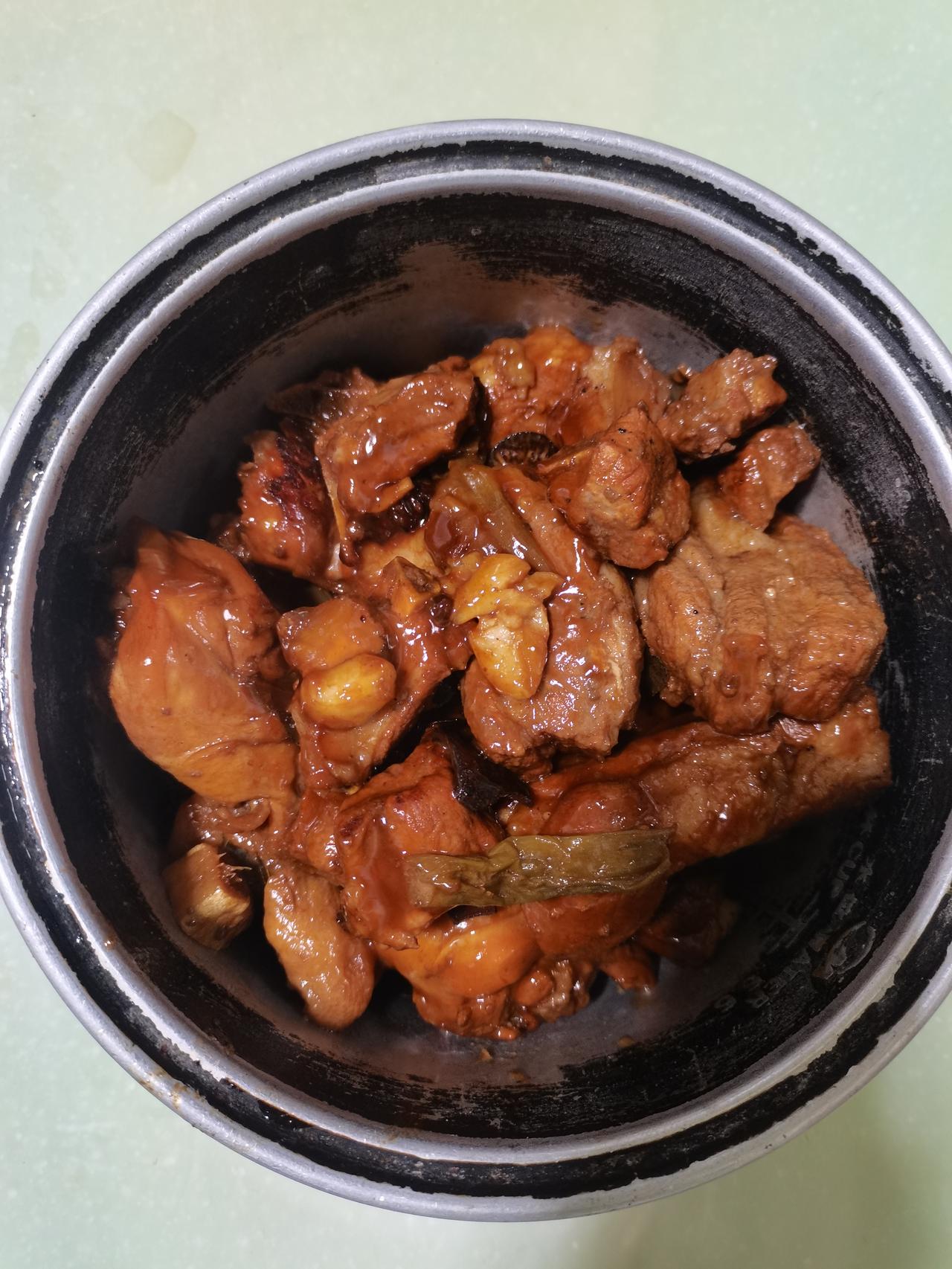 老式传统烧肉怎么做?我常在家做红烧肉，锅里还会炖上排骨和鸡大腿，也总把炖好的鸡