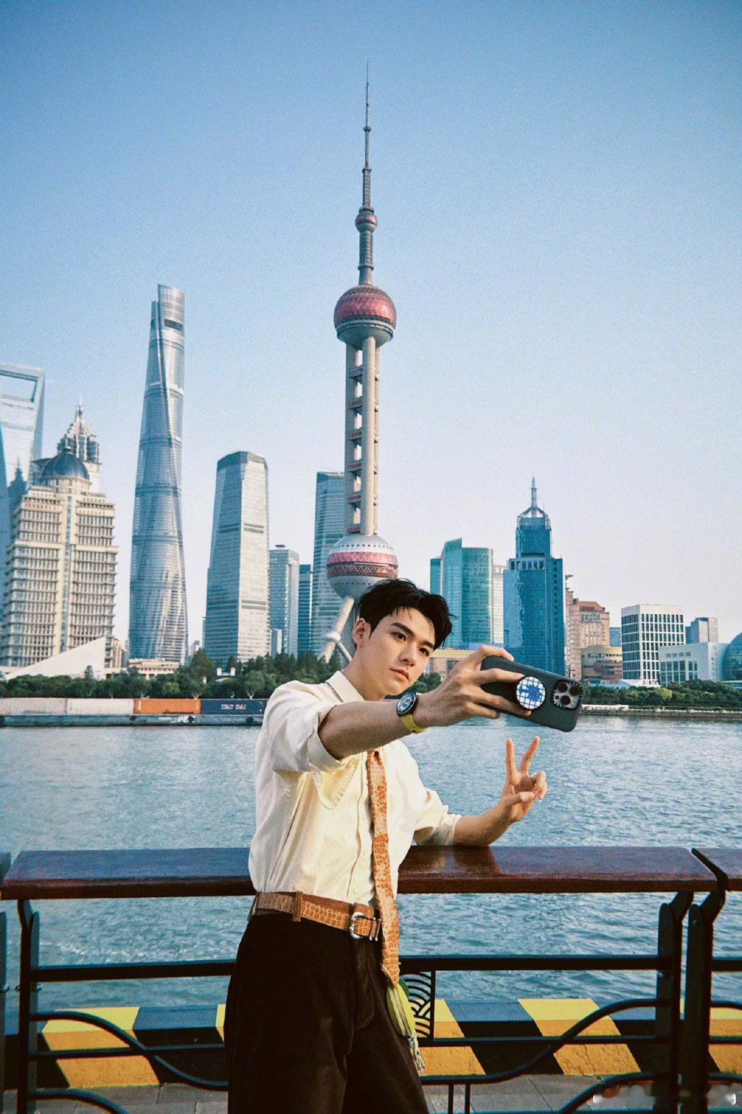 自然堂与龚俊实力共赴的演艺轨迹里，藏着对“实力”的务实追求。他不回避待提