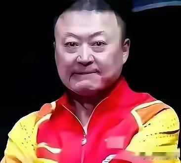 伦敦世乒赛颁奖典礼有个小插曲，当颁奖佳宾给主教练马琳挂金牌时，马琳主动示意，先给