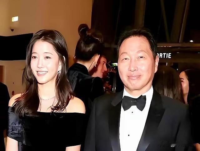 现实版霸道总裁爱上离异带娃的我，正在金熙英身上上演。韩国SK集团会长崔泰源，向原