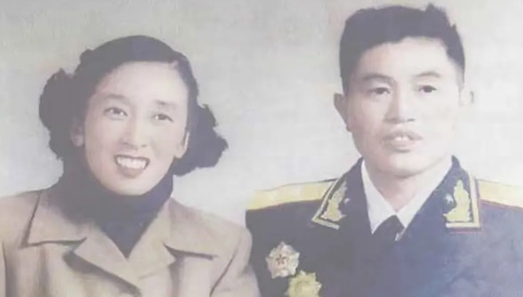 1940年，皮定均看上了女干部张烽，就让县长去说媒，张烽听说了县长的来意后，拒绝