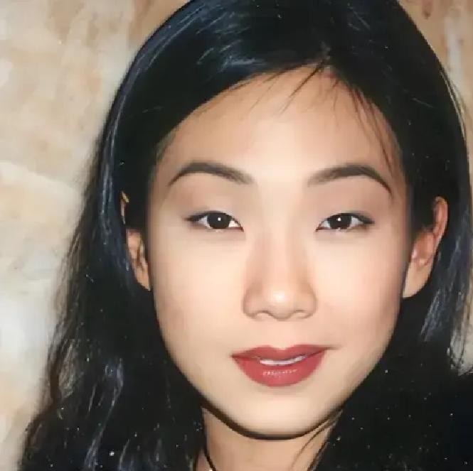 李宗盛2004年和林忆莲离婚，同年接到前妻朱卫茵的电话。两人1997年就离了，朱卫茵带着两个女儿生活