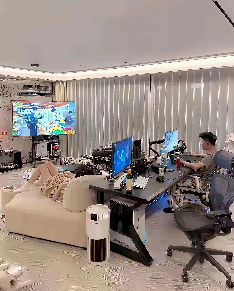 现在的婚姻其实就是搭伙过日子！你上你的班，我上我的班，吃完晚饭，又各自刷着自己的