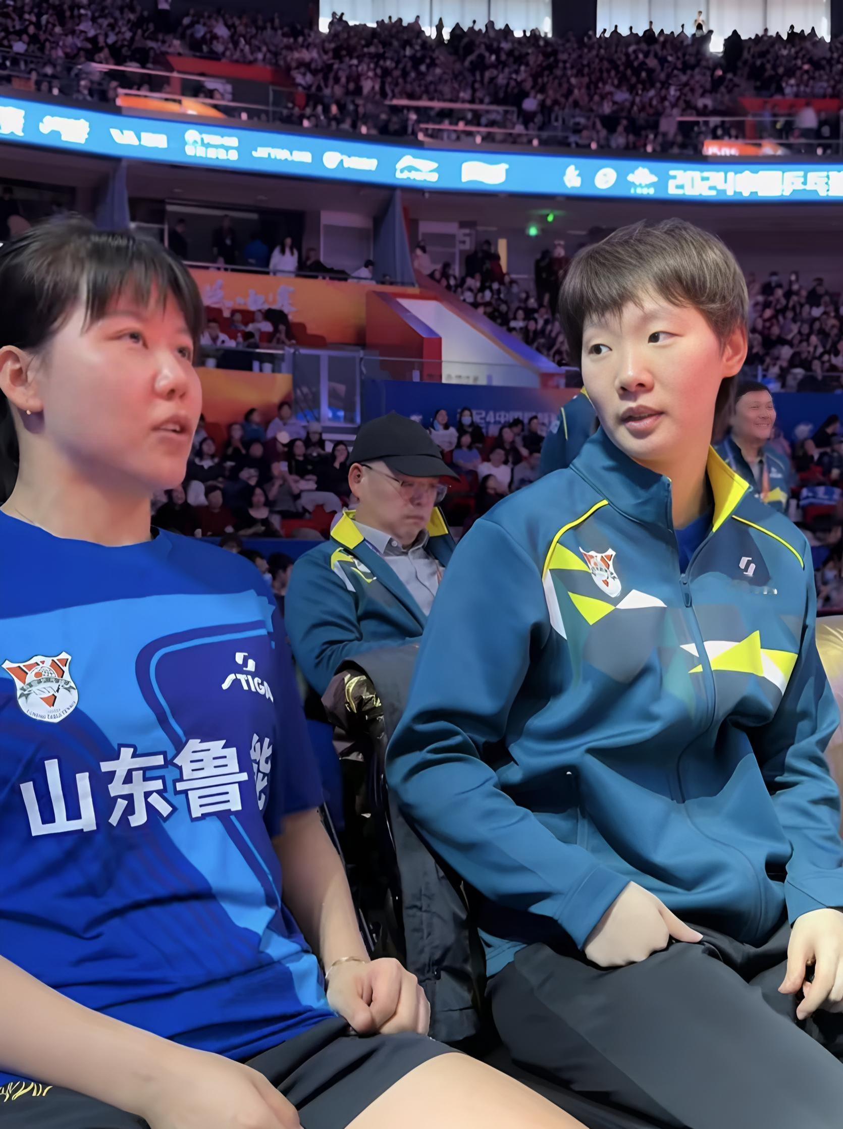 陈幸同：“你看场上这板反手变线，质量很高。”王曼昱：“时机抓得不错，但正手防守有漏洞。”陈幸同：“多