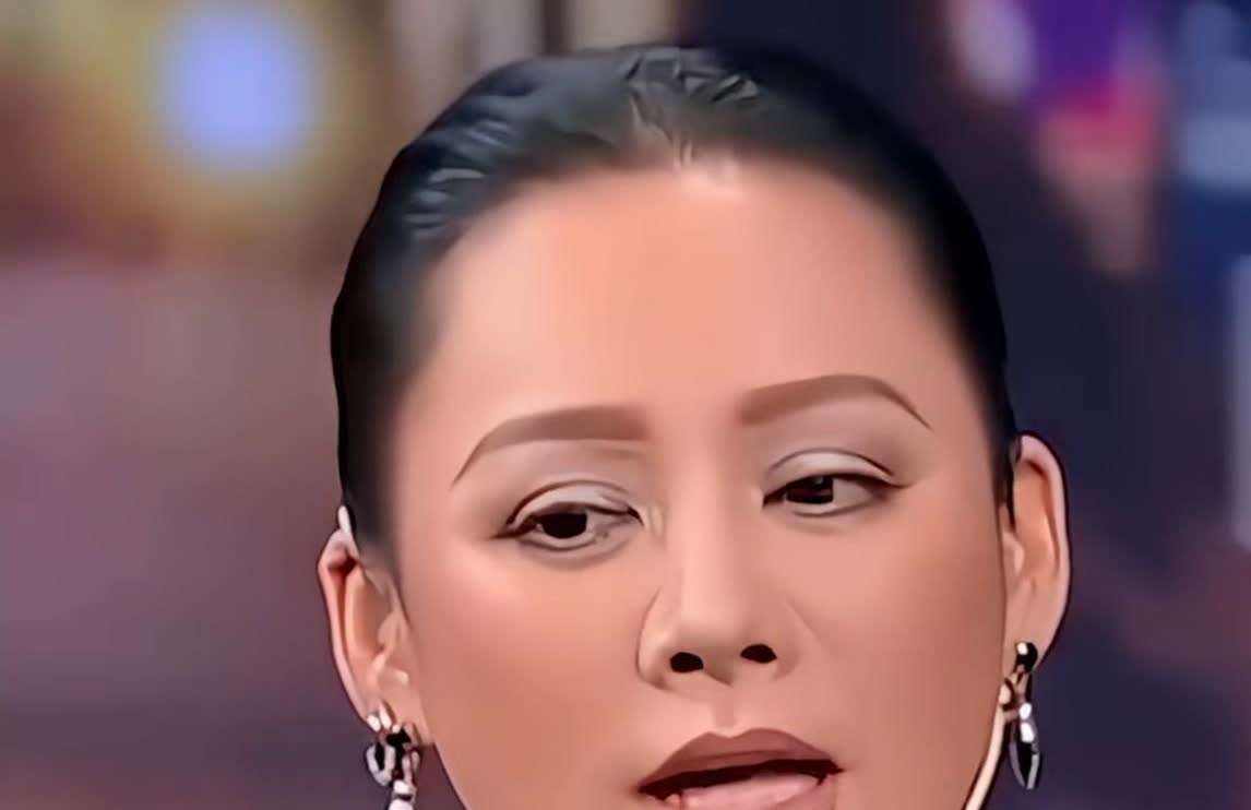 宁静和美国演员前夫保罗育有一子，离婚后对方多次求复合，都被宁静干脆利落地拒绝了。
