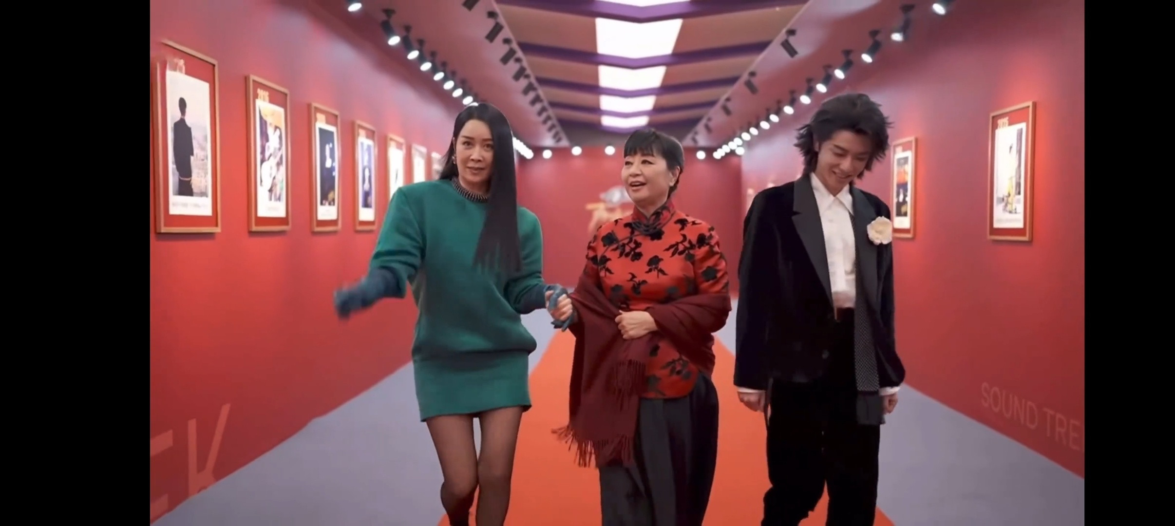 那英腿精时髦那姐又出现了，这次是短裙黑丝大长腿，腿精身材好好！声鸣远扬直播声