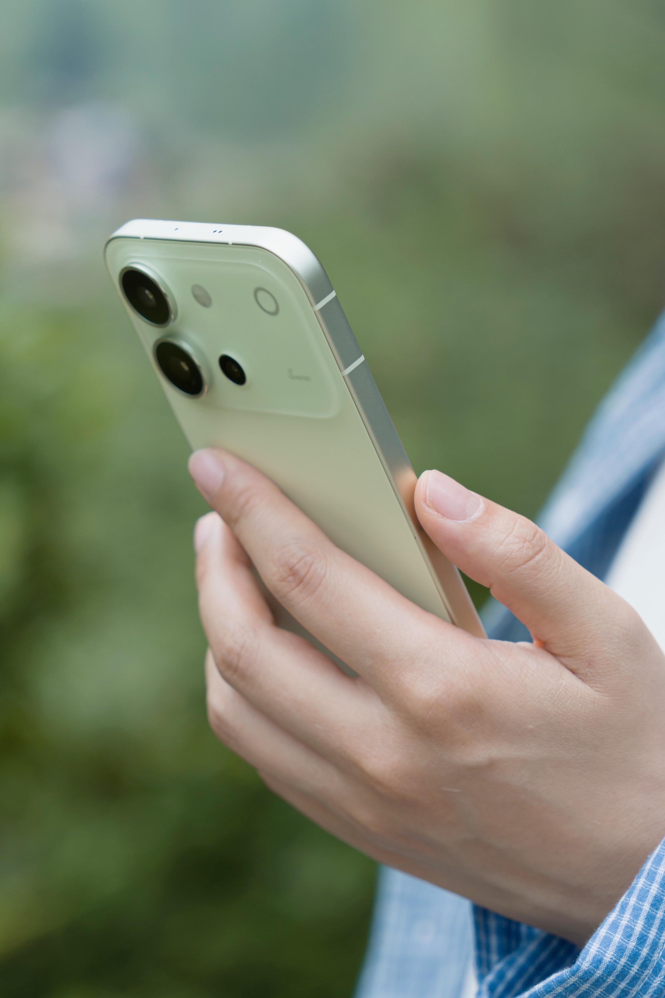 vivoS60定格青春柔光 清风拂过绿叶，盛夏迎来告别。用vivo S...