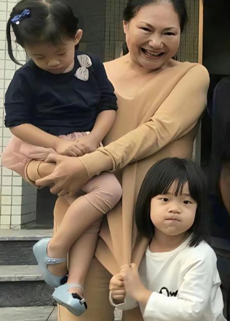 小玥儿长大以后，会和谁更亲，父亲还是外婆？按照家族传统，小玥儿姐弟两人小时候由