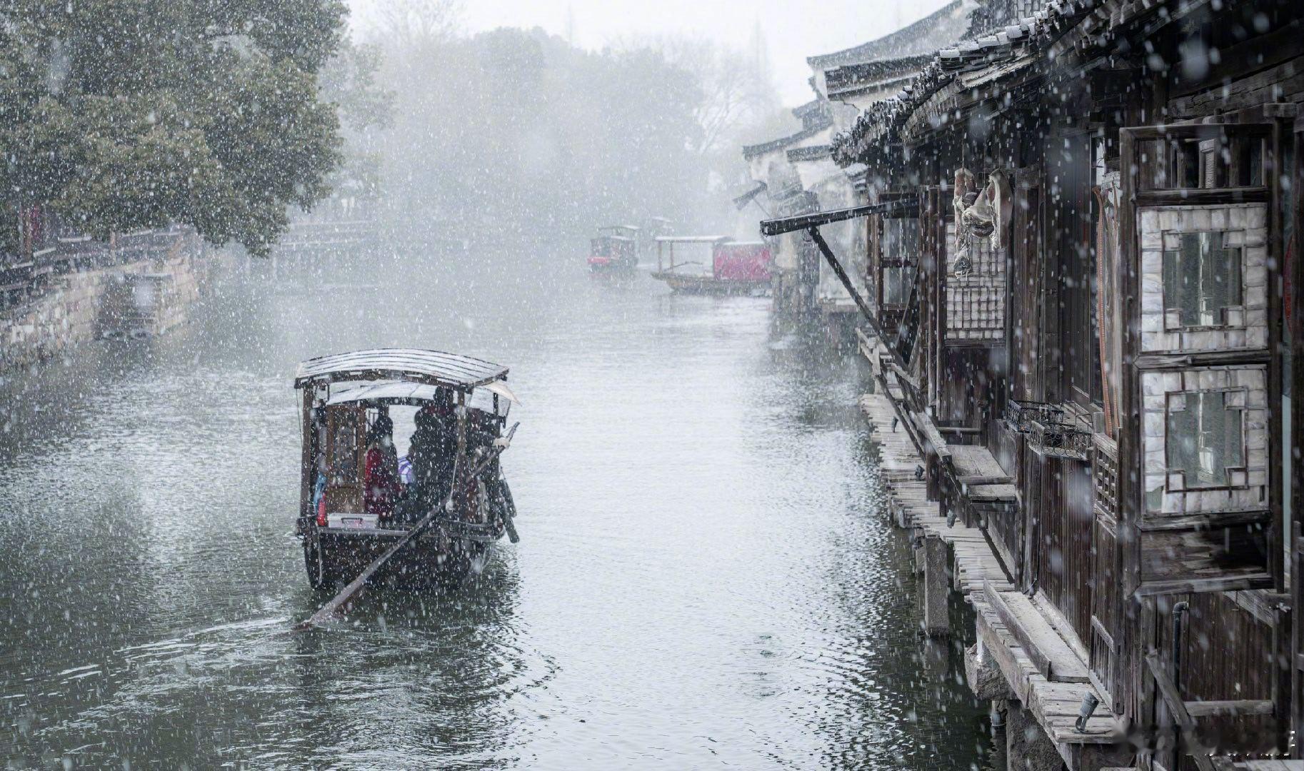 【这里是浙江】今冬第一场雪，悄然落在乌镇的黛瓦与小桥。雪花轻拂过千年水阁，仿佛时