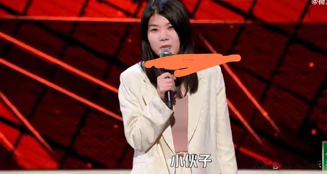 2025年11月24日，在热门综艺《毛雪汪》录制现场，主持人戴军向毛不易、李雪琴