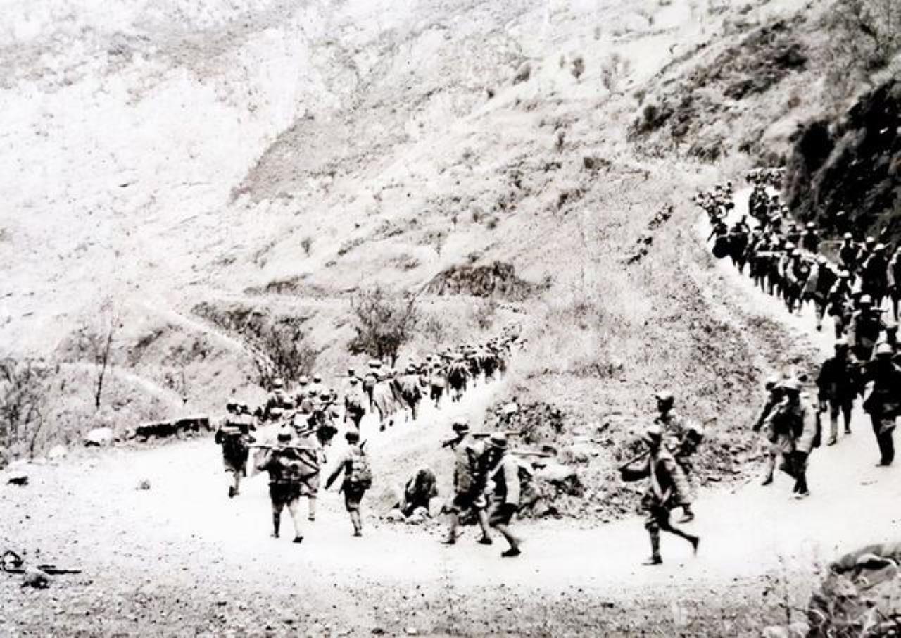 1947年10月26日至27日，大别山腹地的高山铺地区，硝烟弥漫，激战正酣。刘邓