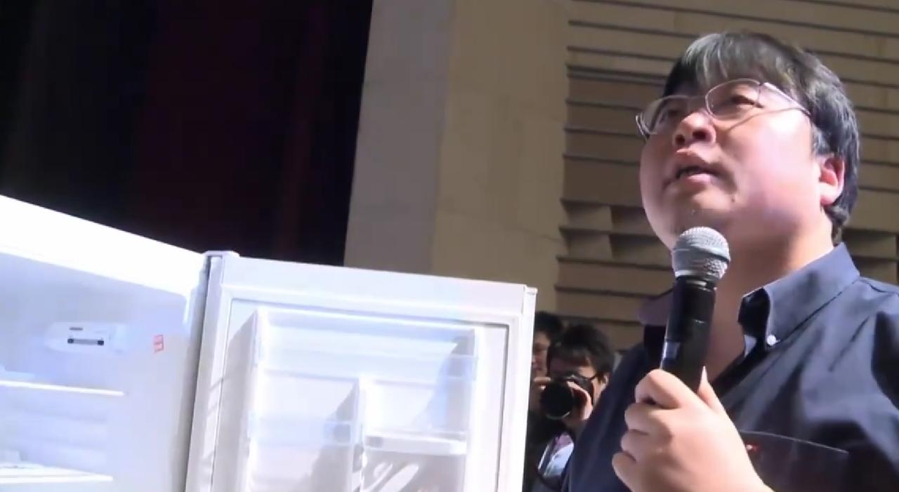 熟悉的那个罗永浩又回来了！12月1日，罗永浩在回复网友留言时表示，在未来几个