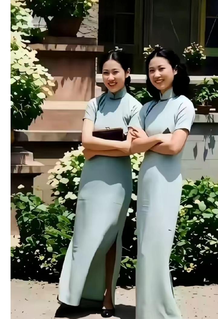这是一张1930年拍摄于沈阳少帅府的珍贵老照片。照片左侧，便是年仅十八岁的赵