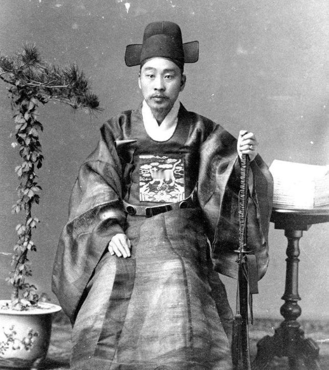 1884年，袁世凯平定朝鲜变乱，国王李熙邀请他住进宫中。谁知，近水楼台，袁世凯与